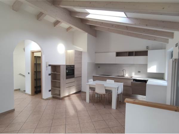 Vigo Cavedine - Elegante Bilocale Duplex con Giardino