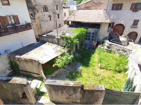 Vezzano - Due Edifici da Ristrutturare